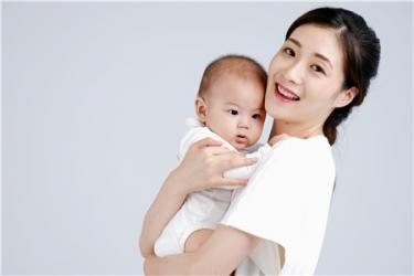 新生儿晚上边吃边睡是因为母乳不足吗